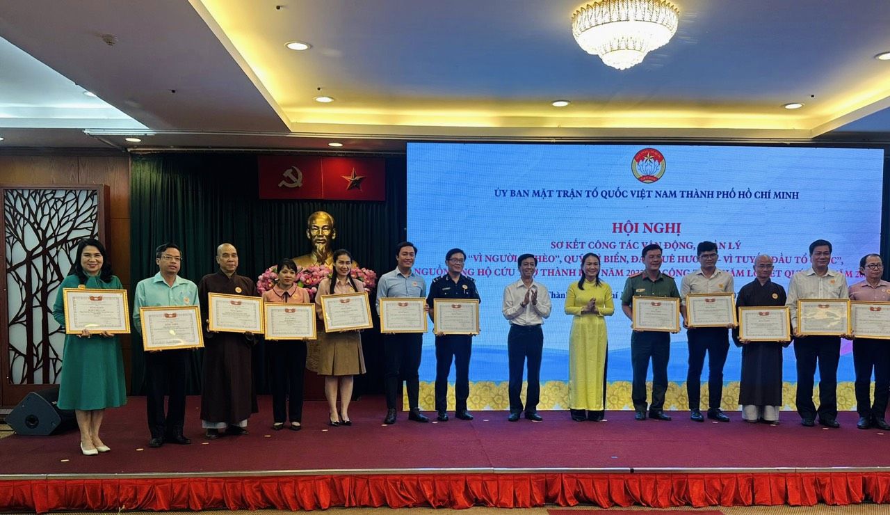 Ủy Ban MTTQ Việt Nam TP trao tặng Bằng khen cho các cá nhân, tập thể có thành tích xuất sắc trong vận động ủng hộ các nguồn quỹ năm 2022