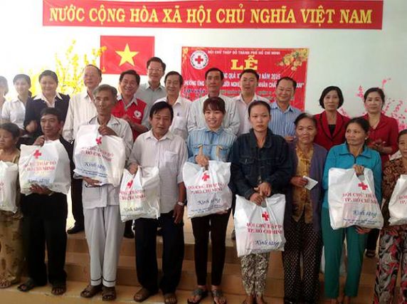 Hội chữ thập đỏ HCM tặng quà tết cho người nghèo Năm Ất Mùi 2015