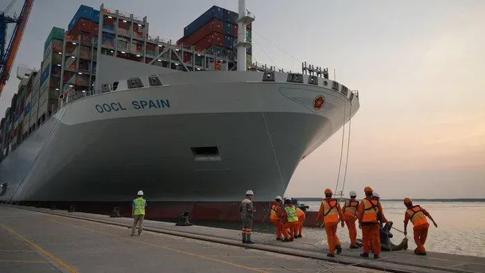 siêu tàu  container M/V OOCL Spain cập bến Vũng Tàu