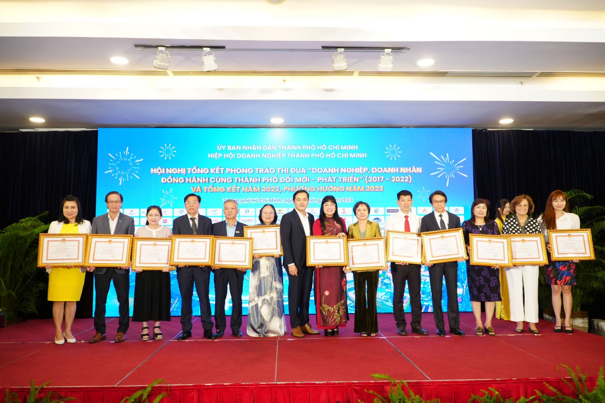 BÀ Trần Diệu Canh nhận giải thưởng của UBND TPHCM