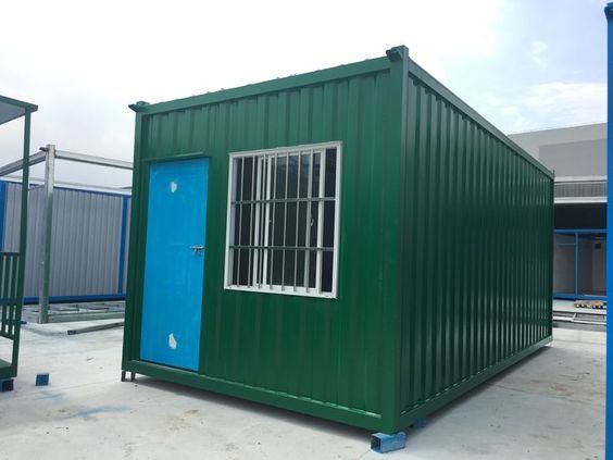 Container nhà full xanh lá, cửa chính xanh dương tạo nét