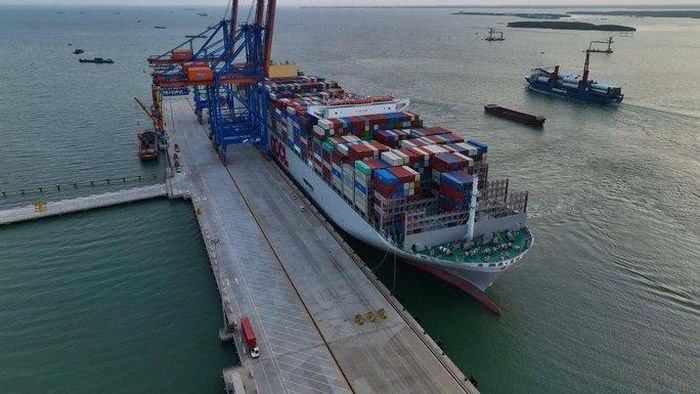 Siêu tàu container M/V OOCL Spain lớn nhất thế giới cập cảng tỉnh Bà Rịa - Vũng Tàu