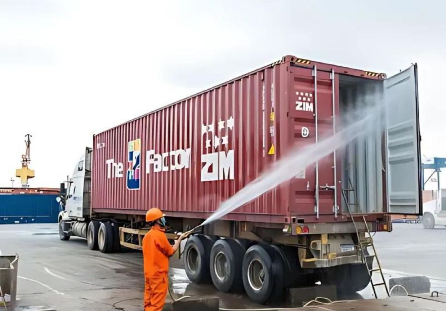 Phí vệ sinh container là gì? Lưu ý quan trọng cần biết