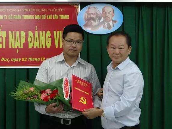 The Party Cell of Tan Thanh held a ceremony admitting new Party members
