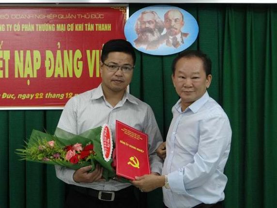 The Party Cell of Tan Thanh held a ceremony admitting new Party members