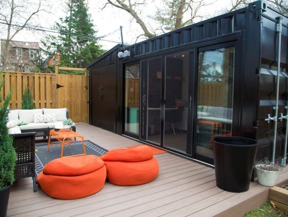 Mở rộng không gian khi thiết kế phòng khách bên ngoài container