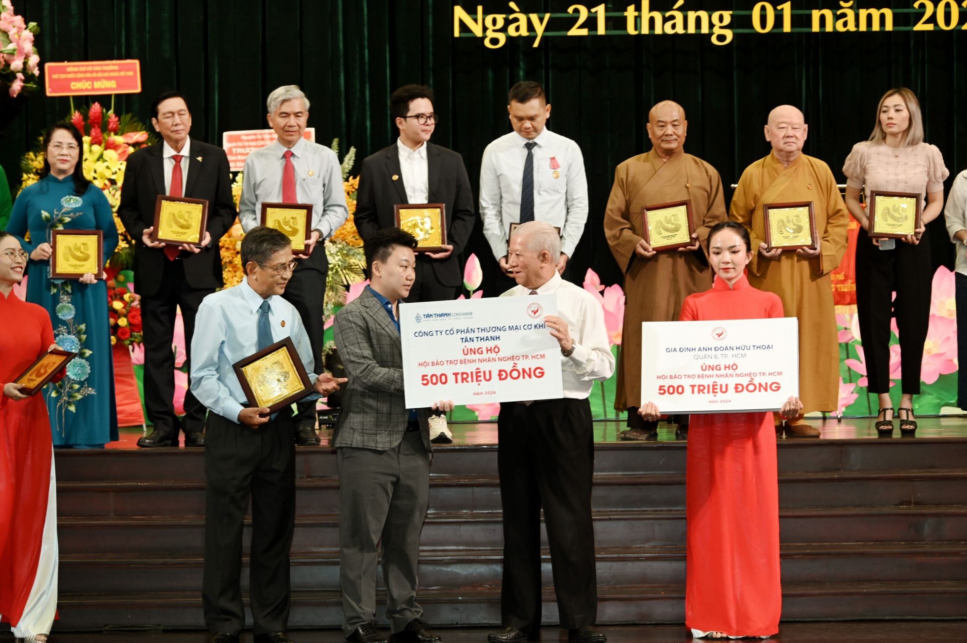 Phó Tổng Giám đốc công ty Tân Thanh - Bà Kiều Ngọc Phương trao bảng tài trợ 500 triệu đồng (1)