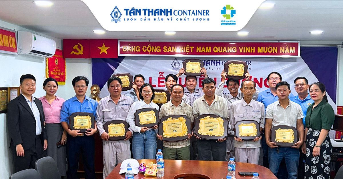 Buổi lễ tuyên dương cá nhân đạt thành tích đóng góp 10 năm và 20 năm tại Công ty Cổ phần Thương mại Cơ khí Tân Thanh với sự có mặt của Ban lãnh đạo công ty cùng các cán bộ công nhân viên