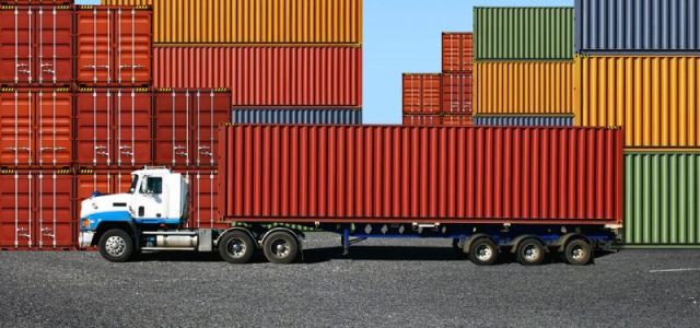 Làm sao để vận chuyển container nặng hàng tấn?