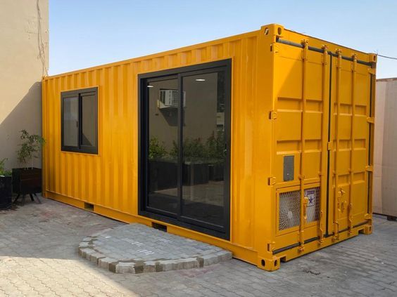 Nhà container màu vàng có 1 cửa chính