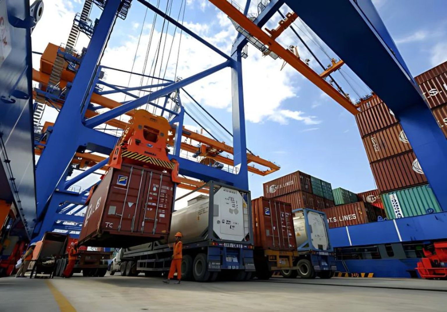 Chi phí nâng hạ container là gì? Biểu phí mới nhất