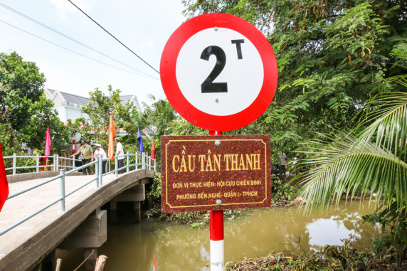 Tân Thanh trao cầu tình thương tại Tiền Giang
