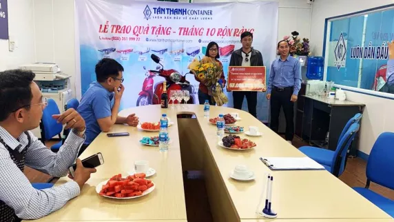 Tan Thanh hosts Vinfast Klara car award ceremony for lucky customers.