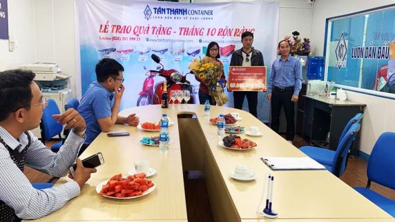 Tan Thanh hosts Vinfast Klara car award ceremony for lucky customers.