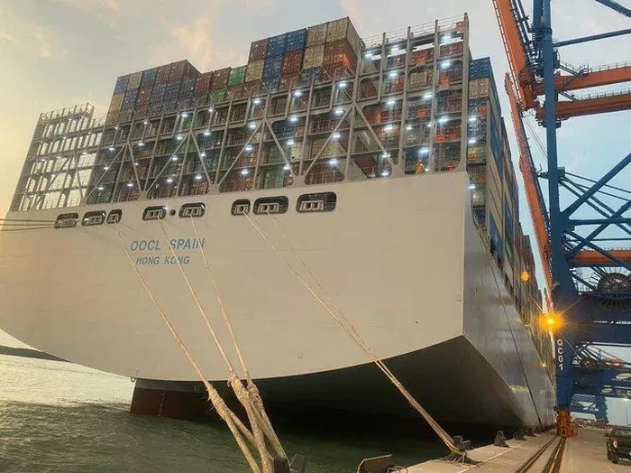 Cận cảnh siêu tàu container lớn nhất thế giới cập cảng tại Bà Rịa - Vũng Tàu