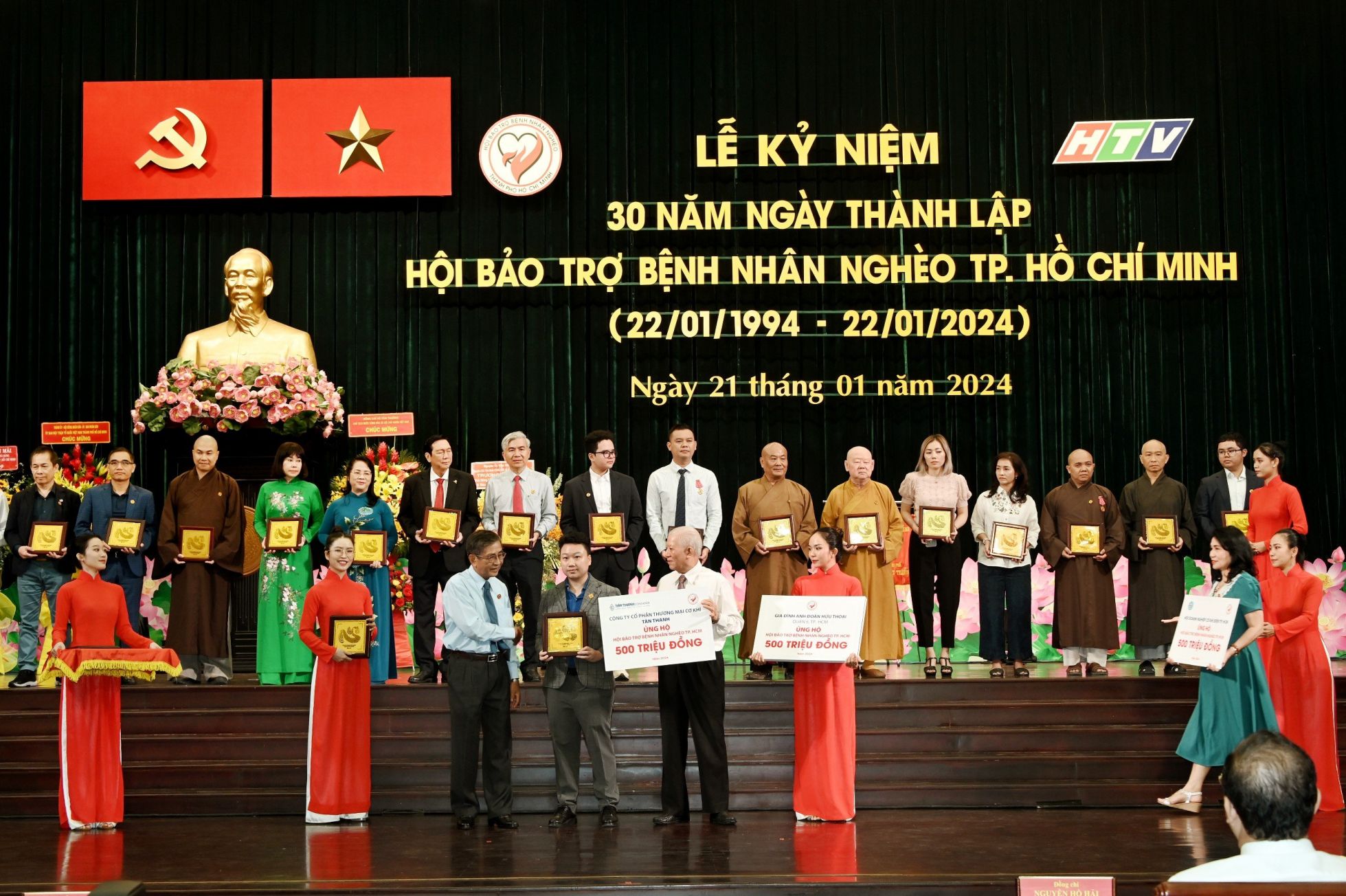 Phó Tổng Giám đốc công ty Tân Thanh - Bà Kiều Ngọc Phương trao bảng tài trợ 500 triệu đồng (2)