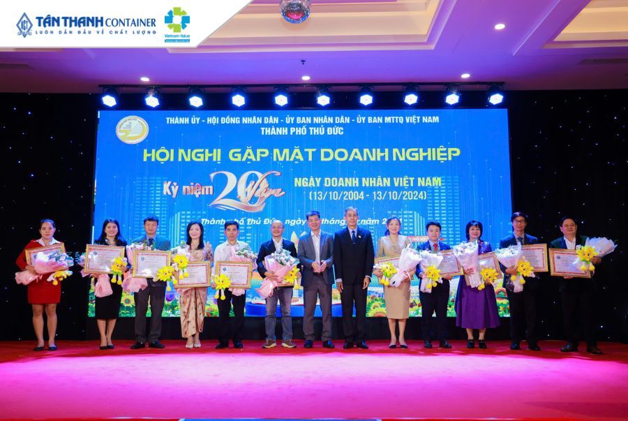 ba-kieu-ngoc-phuong-nhan-giay-khen-tu-hiep-hoi-doanh-nghiep-tphcm-02